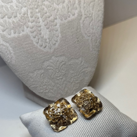 Vintage Gold Square Earrings - Picture 2 of 3